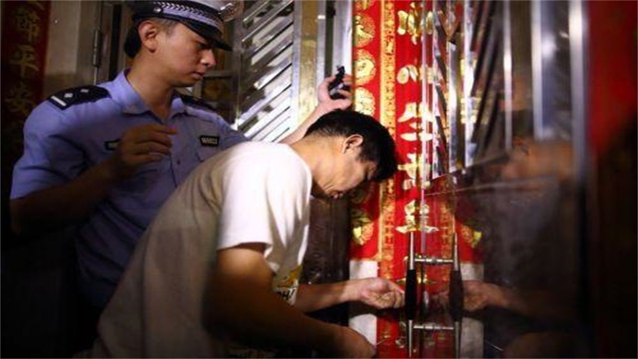 贞丰李文锁城开锁公司请开锁师傅开了锁后，师傅为什么一般都不进门，就算主人请也不进去？